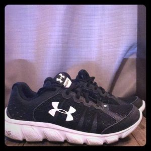 Under armour Assert 6 Size 4Y in boys 6 in Woman